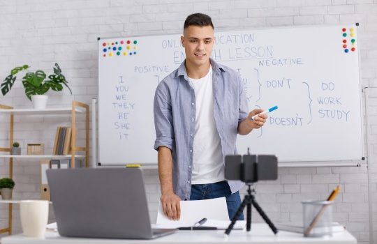 Profesor enseñando inglés en una clase online